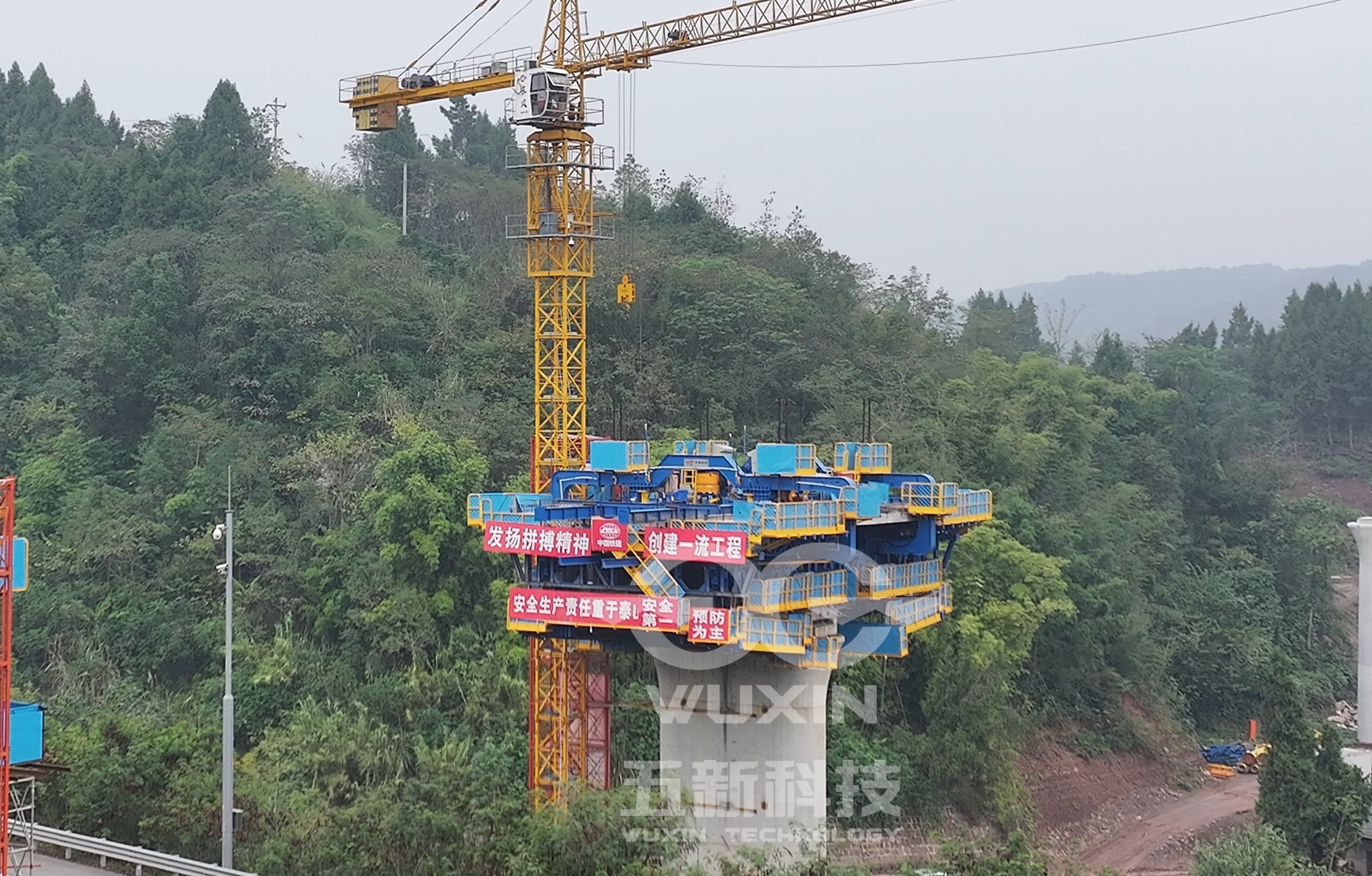 中鐵十四局-成渝中線重慶段站前四標智能懸臂造橋機4.jpg