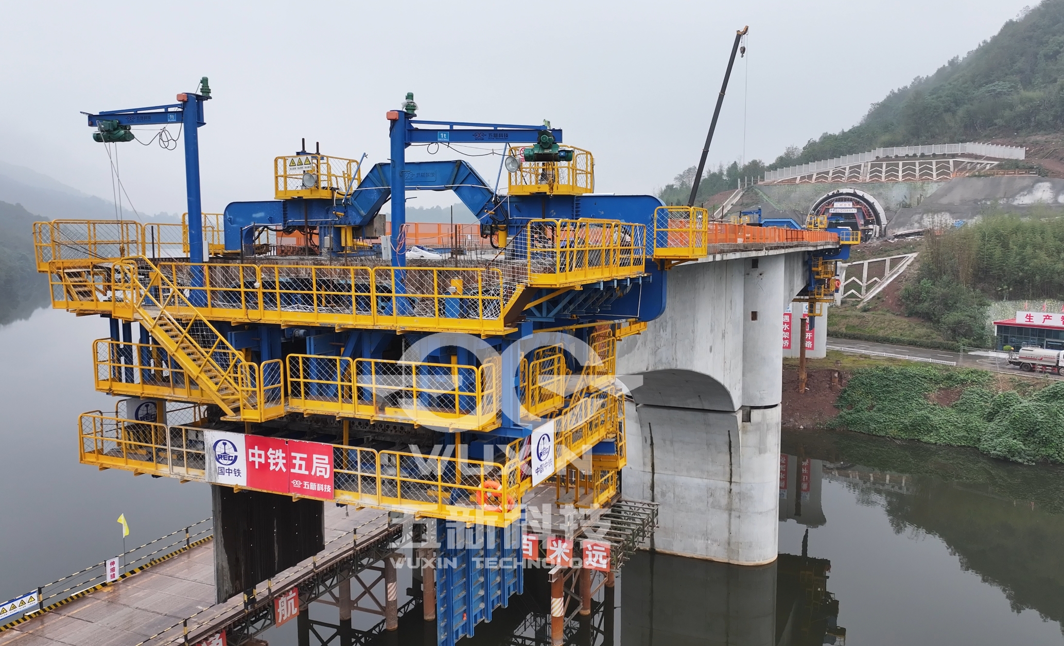 中鐵五局——成渝中線玄天湖大橋——智能懸臂造橋機(jī)4.jpg